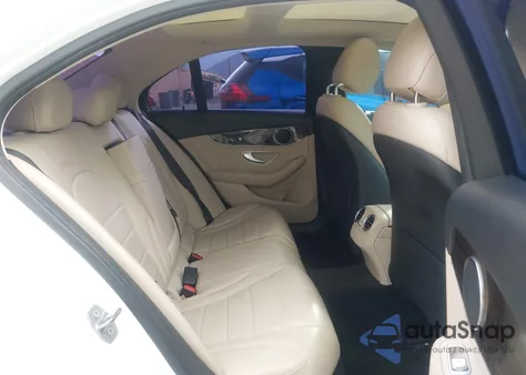 2017 Mercedes-Benz C 300 z USA, uszkodzony, nr VIN 55SWF4JB7HU186308